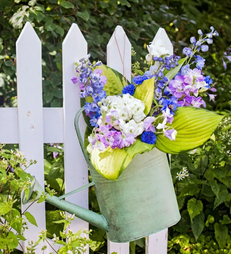 palissade bois originale décorée de bouquet de fleurs champêtres