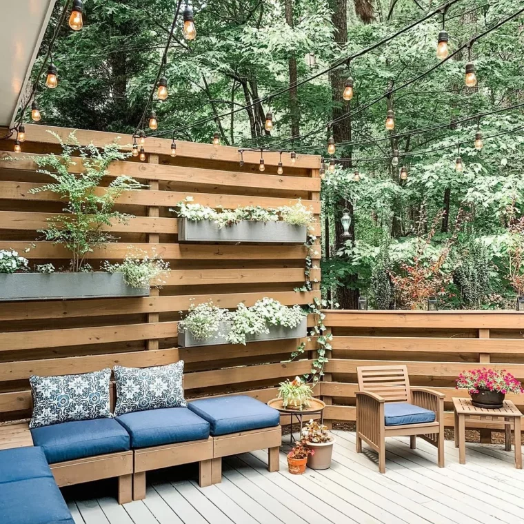 palissade de bois de palette décorée avec des pots de fleurs exemple deco originale