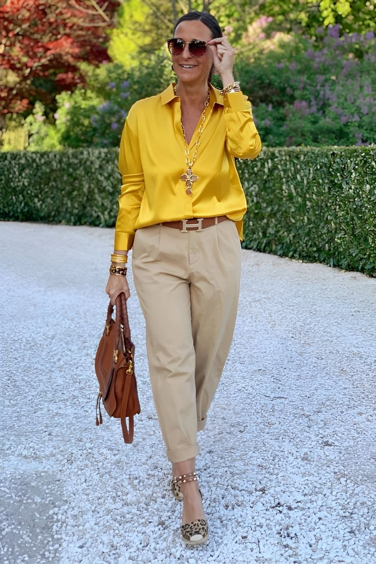 pantalon beige chemisier jaune femme brune tendance mode 6 0 ans