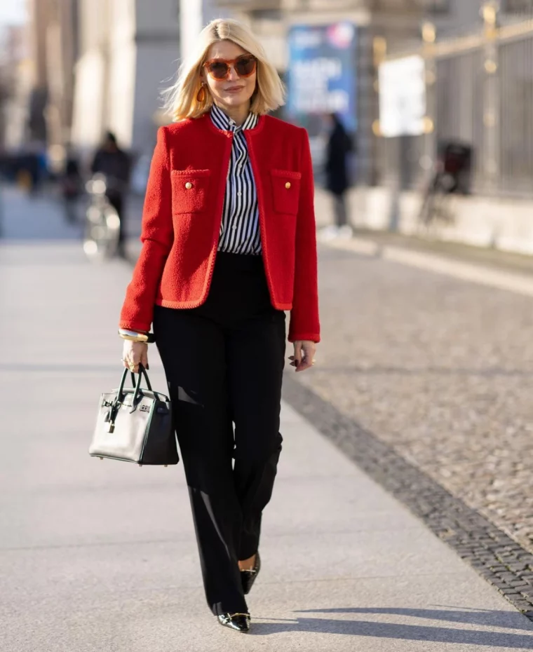 pantalon cigarette noir veste rouge femme blonde