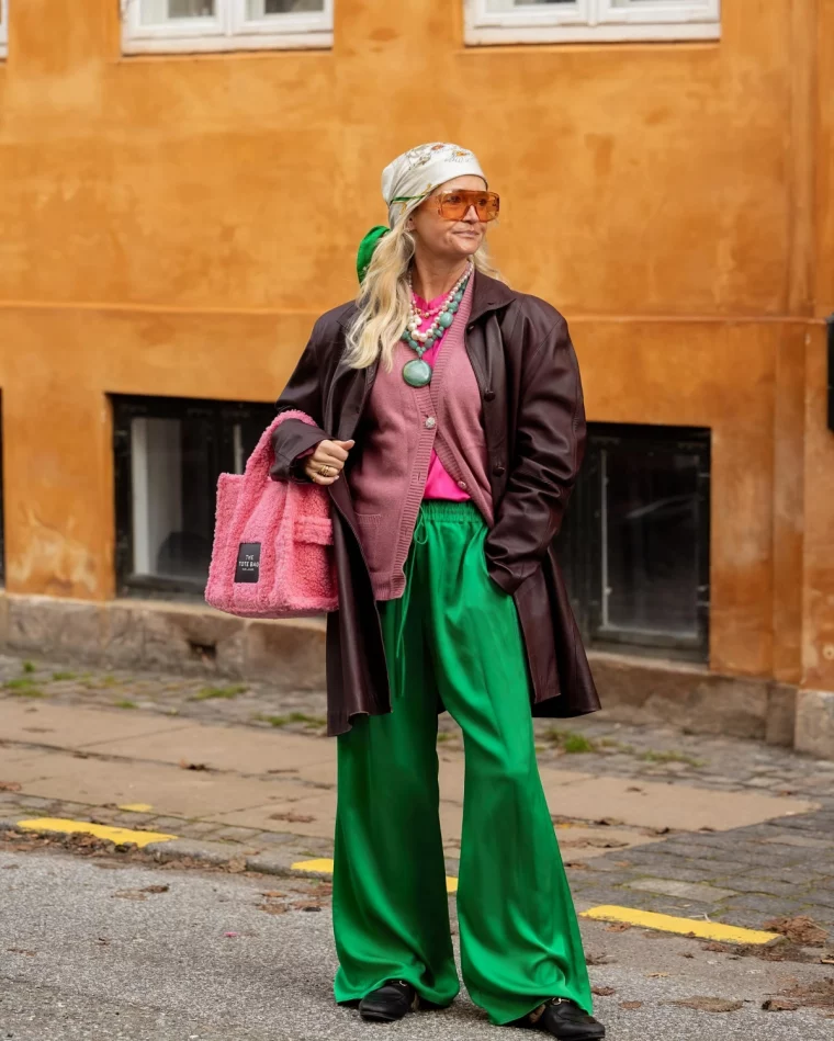 pantalon vert loose blouse rose fuschia manteau marron oversize