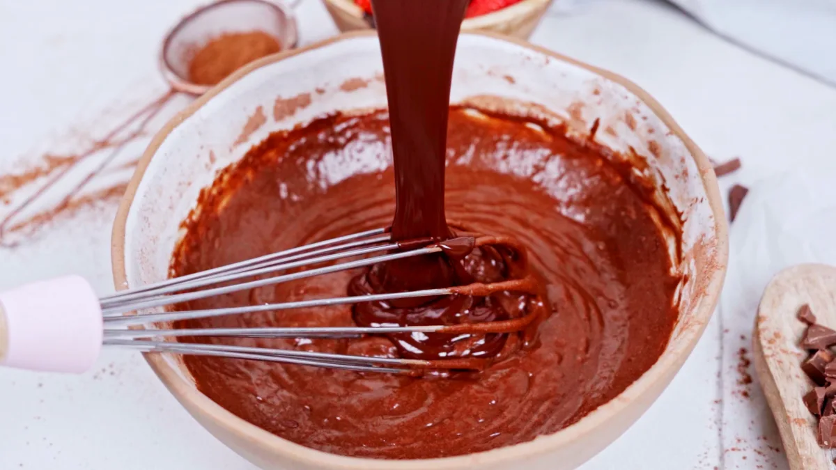 pate brownie chocolat fondu morceaux de chocolat bol fouet