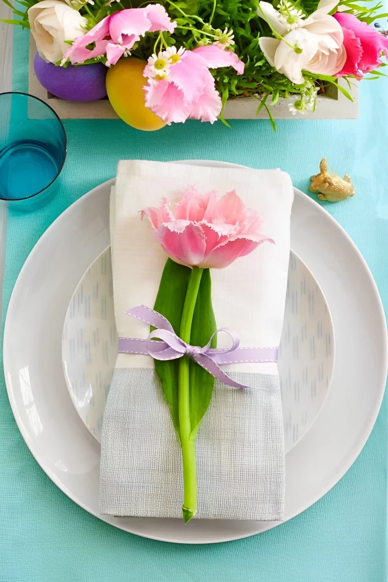 pliage serviette paques tulipe ruban assiette blanche table de paques