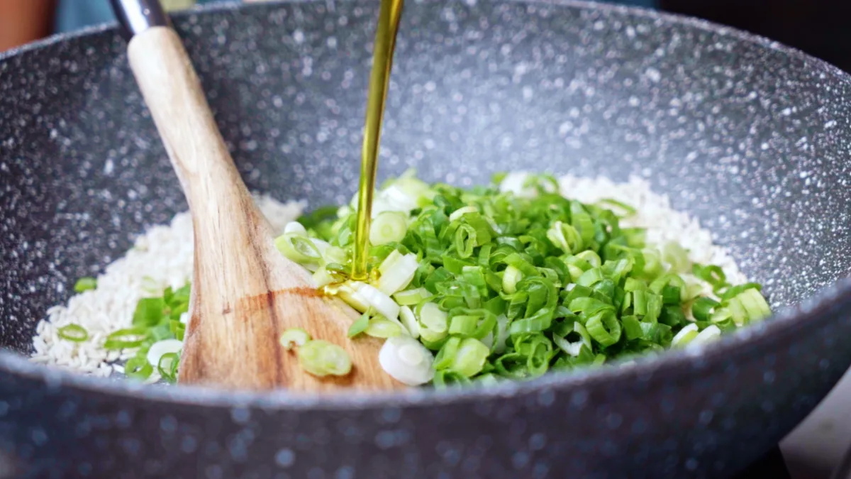 poele oignon vert huile cuillere bois riz basmatti recette soupe asiatique