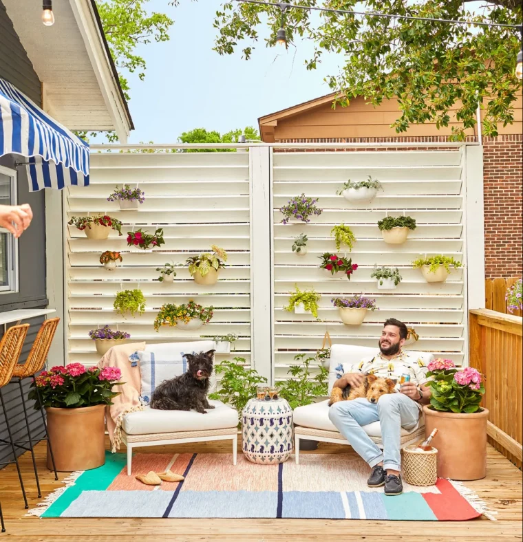 pots de fleurs accrochés surn une laissade de bois deco patio cocooning