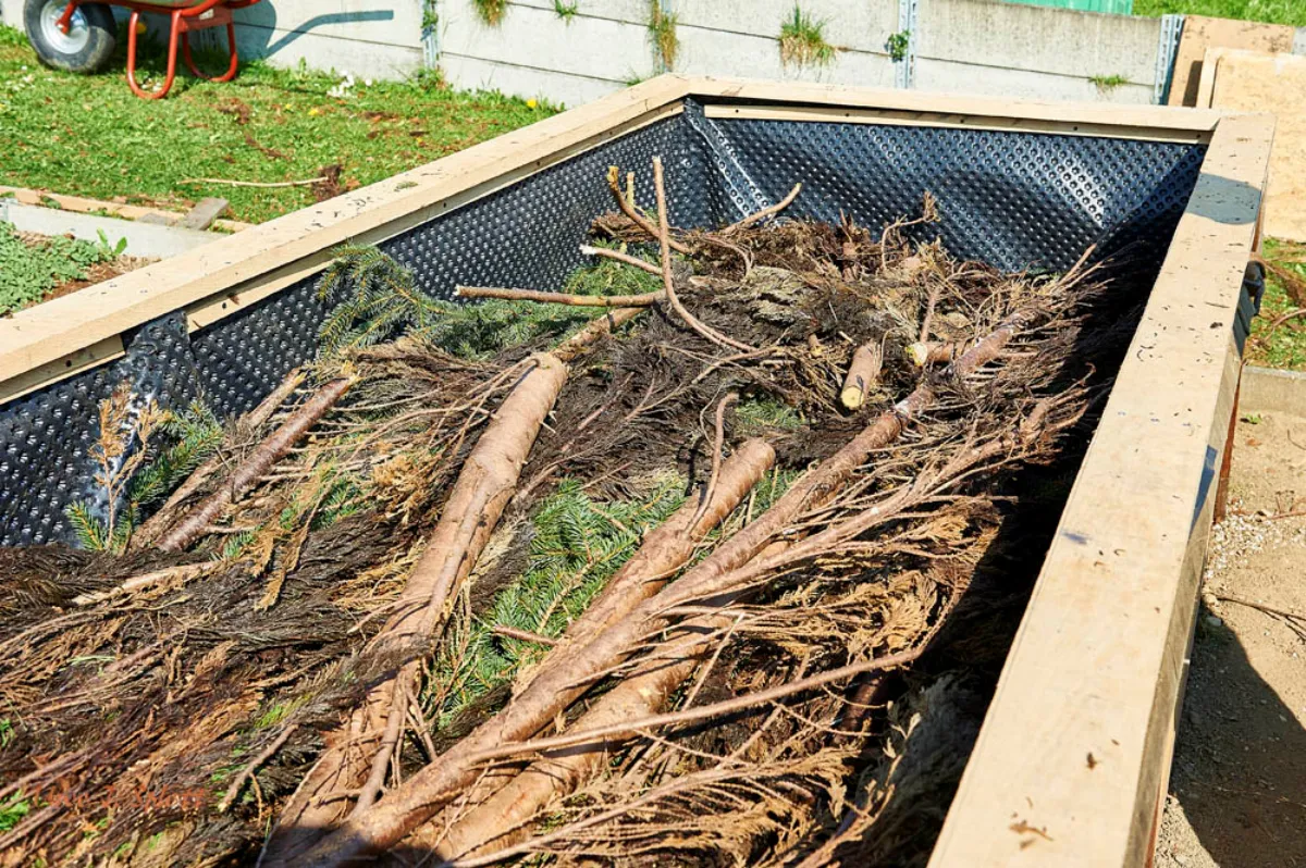 préparer la terre avant de planter compost avec branches darbres