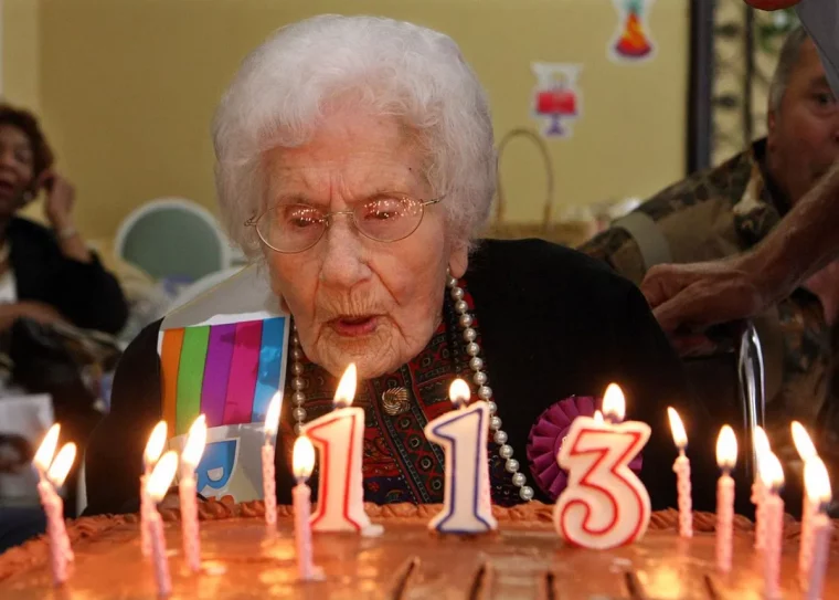 que mangent les centenaires du monde femme cheveux blancs etlunettes soufflant 113 bougies