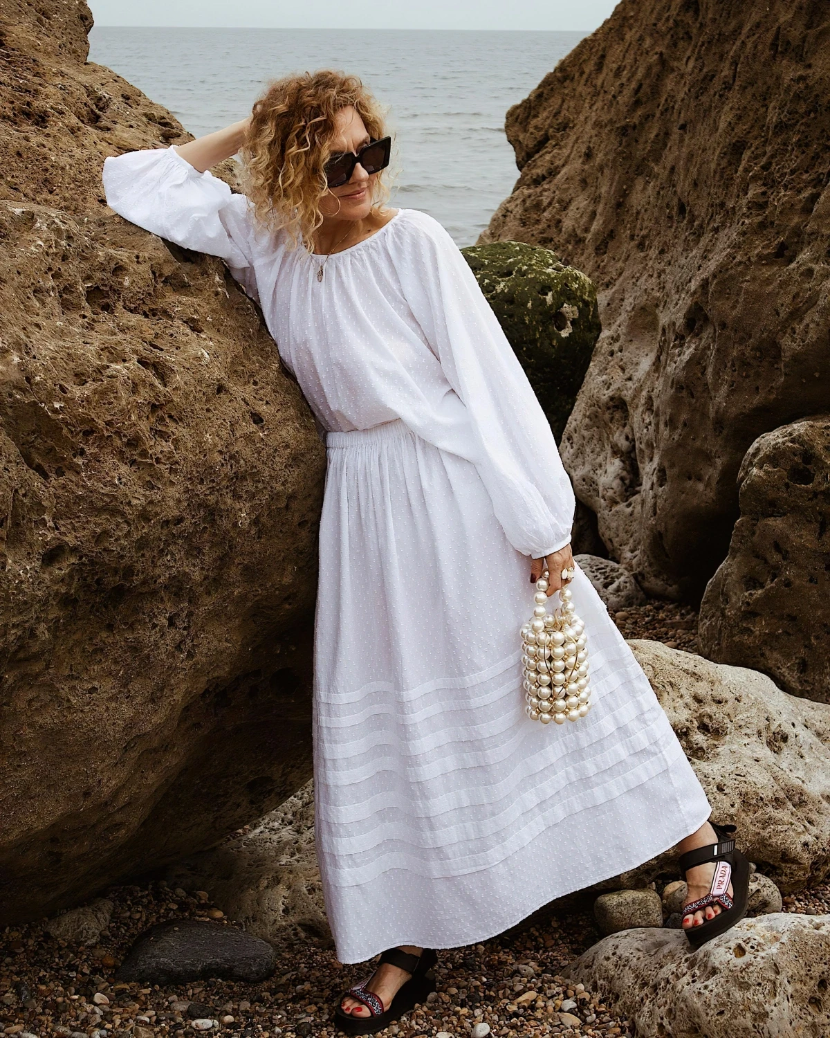 robe blanche d ete longue tenue plage femme 50 ans lunettes soleil
