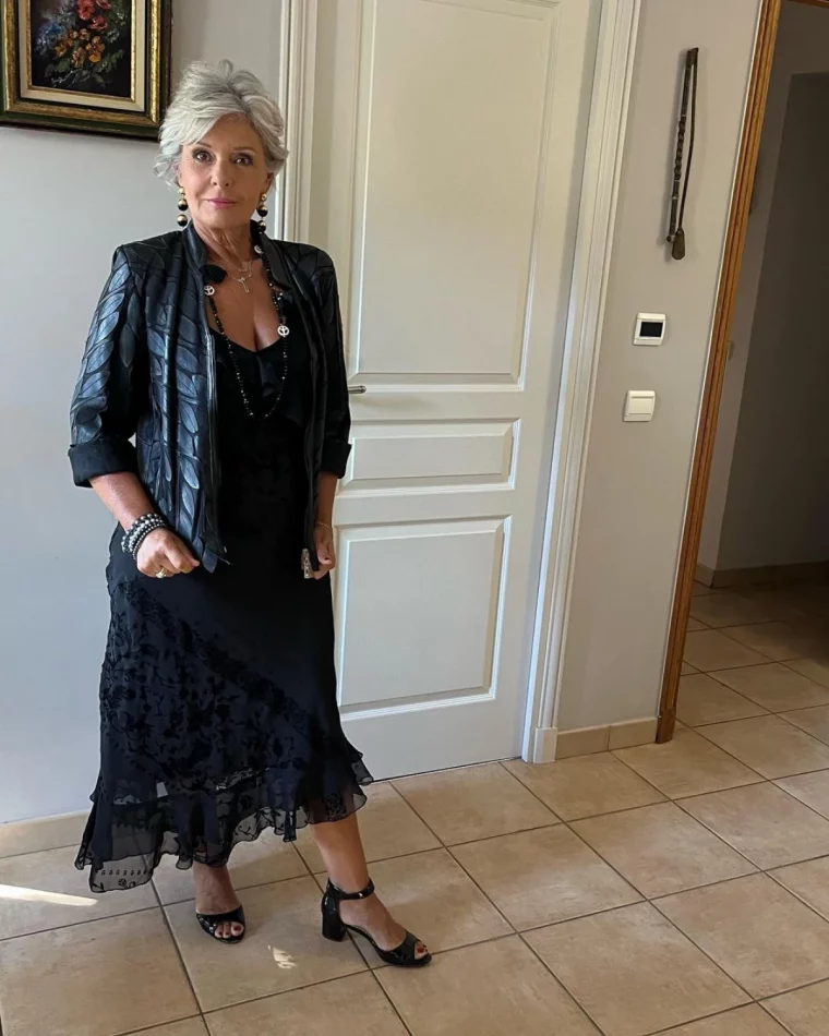 robe noire et veste noire pour femme de 60 ans