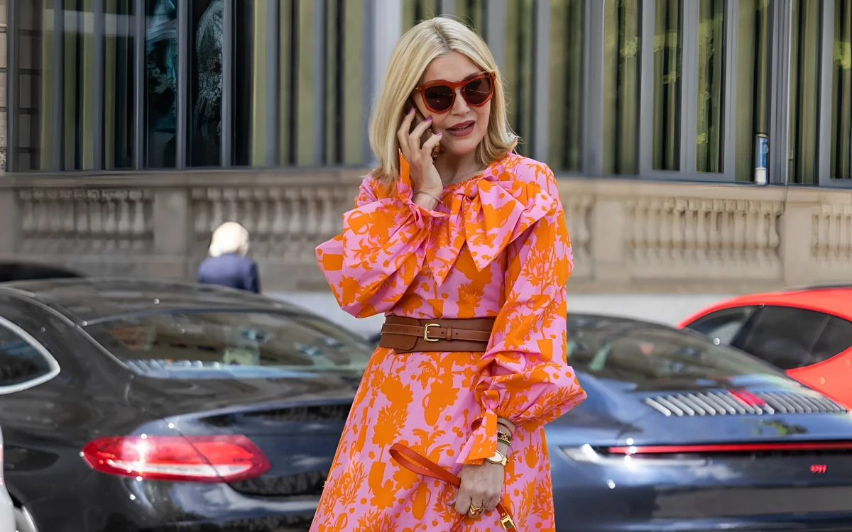 robe rose et orange voiture femme blonde tendance mode 2023