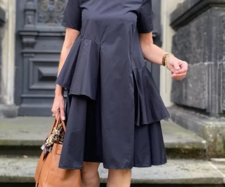 s'habiller chic et élégante robe gris fonce