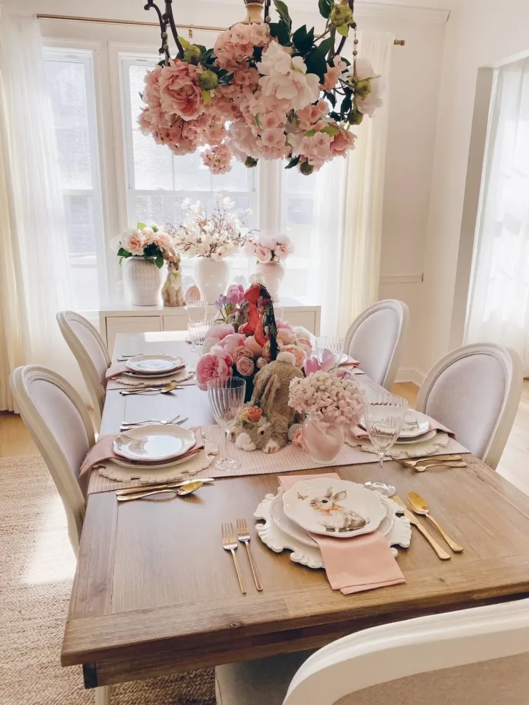 table de paques chic avec des compositions fleuries oeufs de paques et vaisselle imprimé de motifs