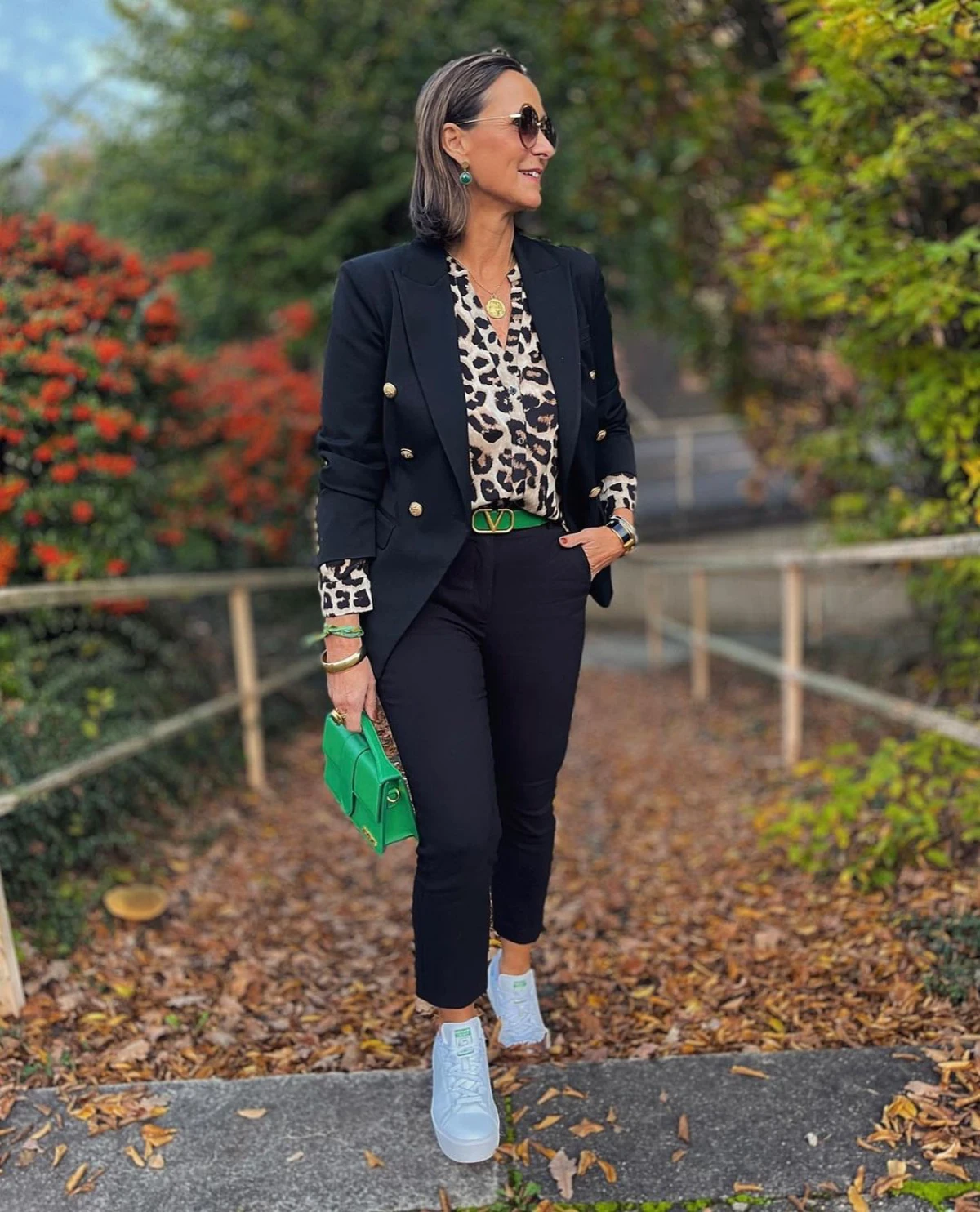 tailleur noir basket blanches top leopard look femme 50 ans