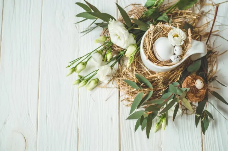tasse blanc nid de paques decoration oeufs fleurs branches