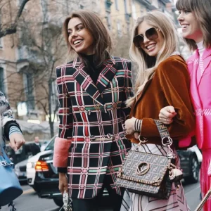 Tendances des années 90 qui font retour : Voici les pièces de mode qui ont résisté à l'épreuve du temps