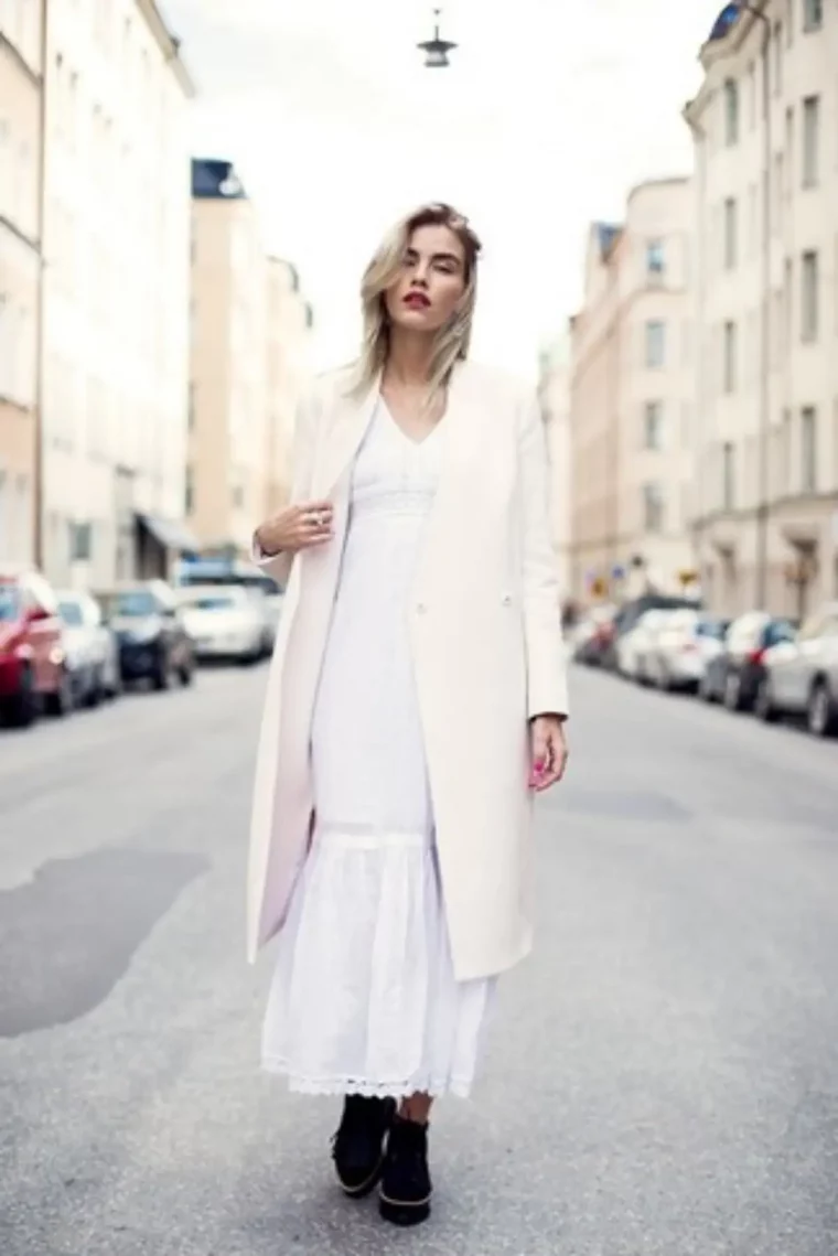 tenue blanche robe a dentelle et manteau avec des derbies noires