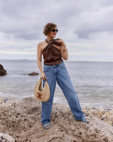 tenue decontractee chic femme 50 ans jeans oversize top marron sac tresse
