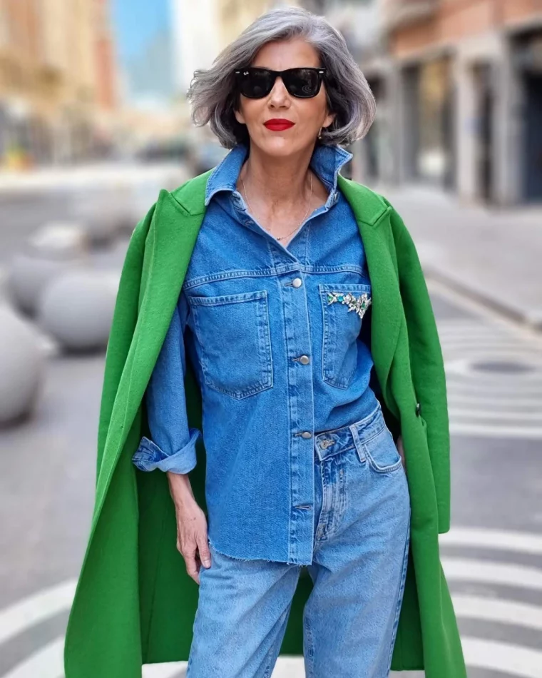 tenue total look jean femme 60 ans manteau vert