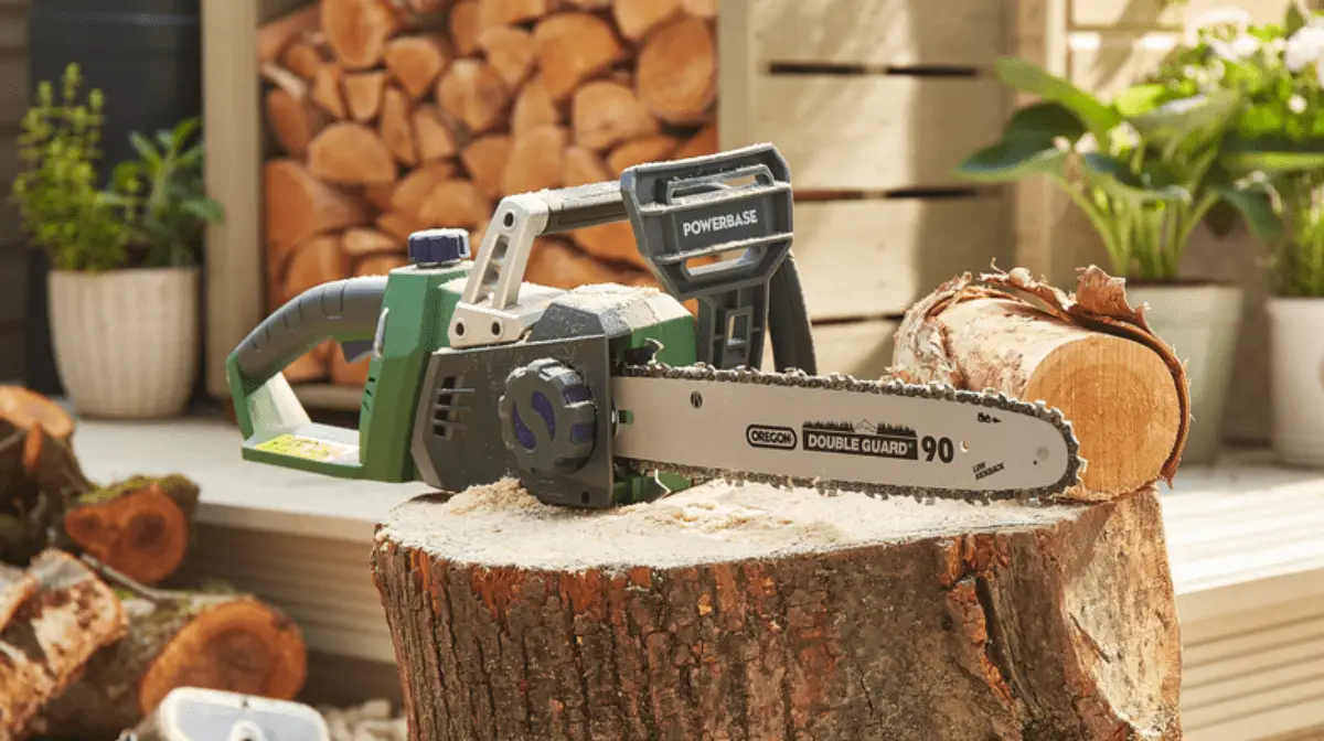 une scie a bois automatique posee sur une souche d arbre