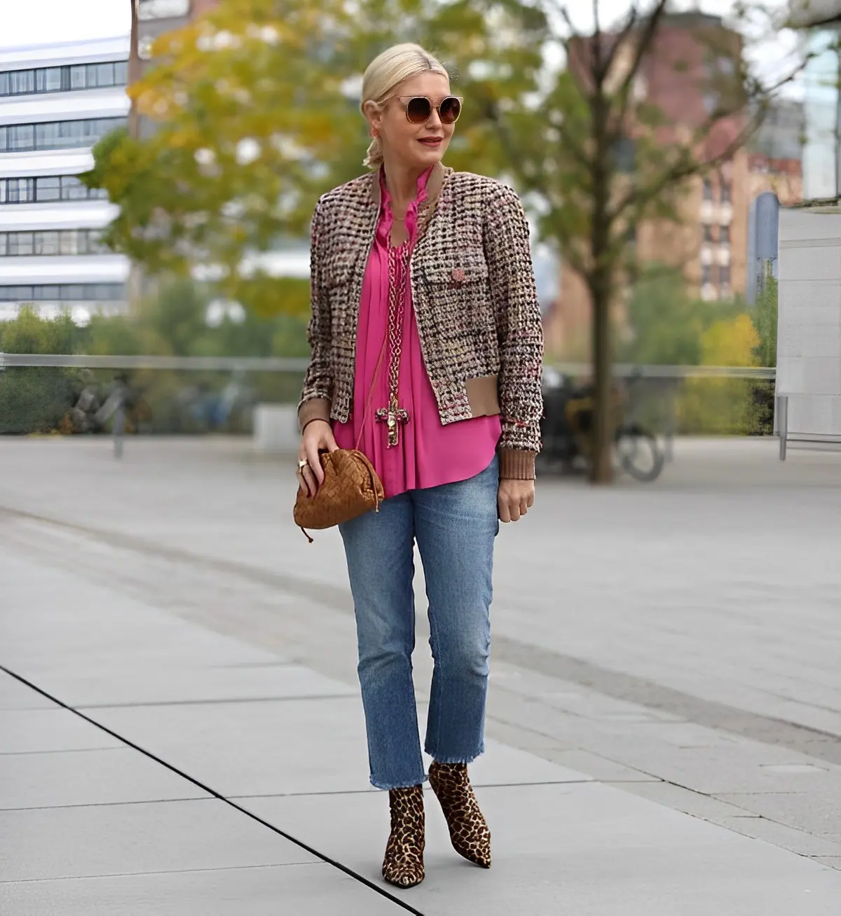 veste courte femme jeans clairs blouse rose fuschia bottines imprimes animaliers