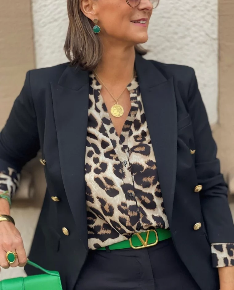 veste noir top leopard ceinure et sac verts mode femme 50 ans