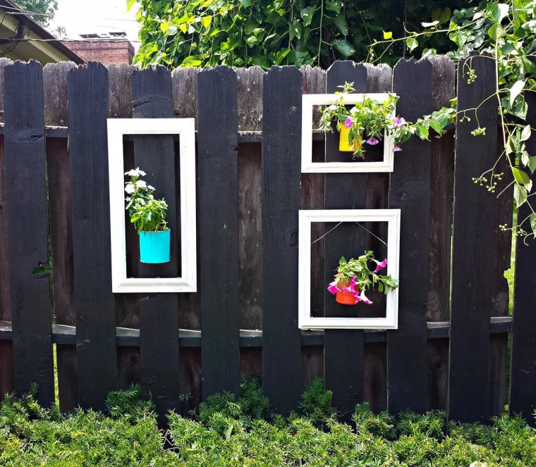 vieux encadrements et des pots de fleur pour decorer une palissade jardin