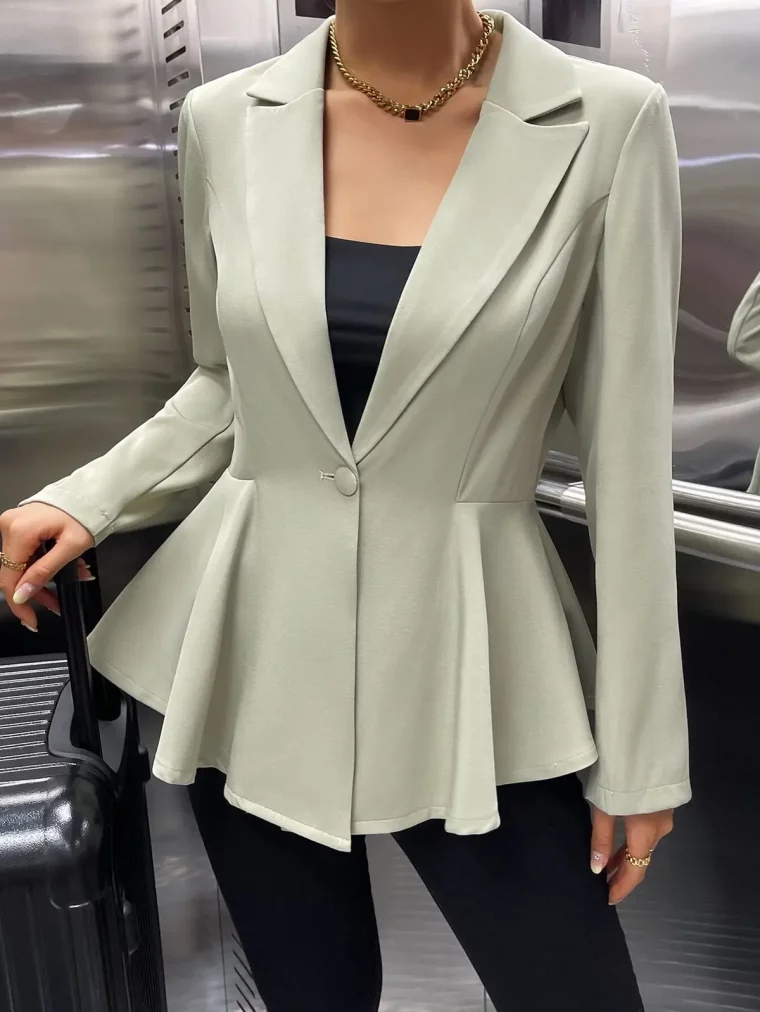 blazer ajusté beige péplum tenue qui rajeunit à 60 ans