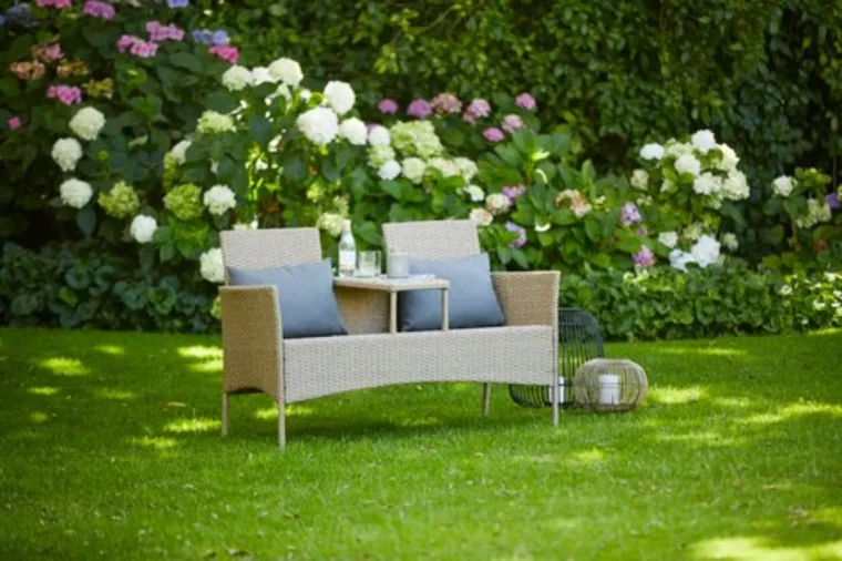 comment choisir son banc de jardin le bon coin banc de jardin banc adeux sur pelouse devant hortensias