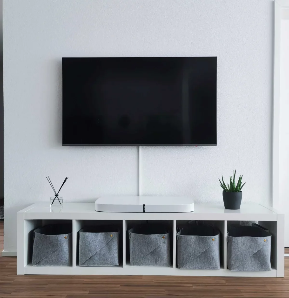 idée de meuble tv blanc avec des rangements et tv en dessus