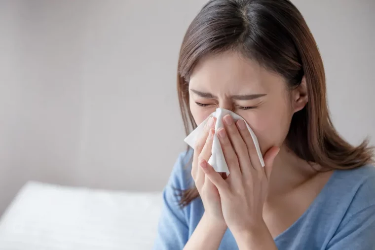 pourquoi il ne faut pas manger trop de salade femme enbleu souffrante dallergie