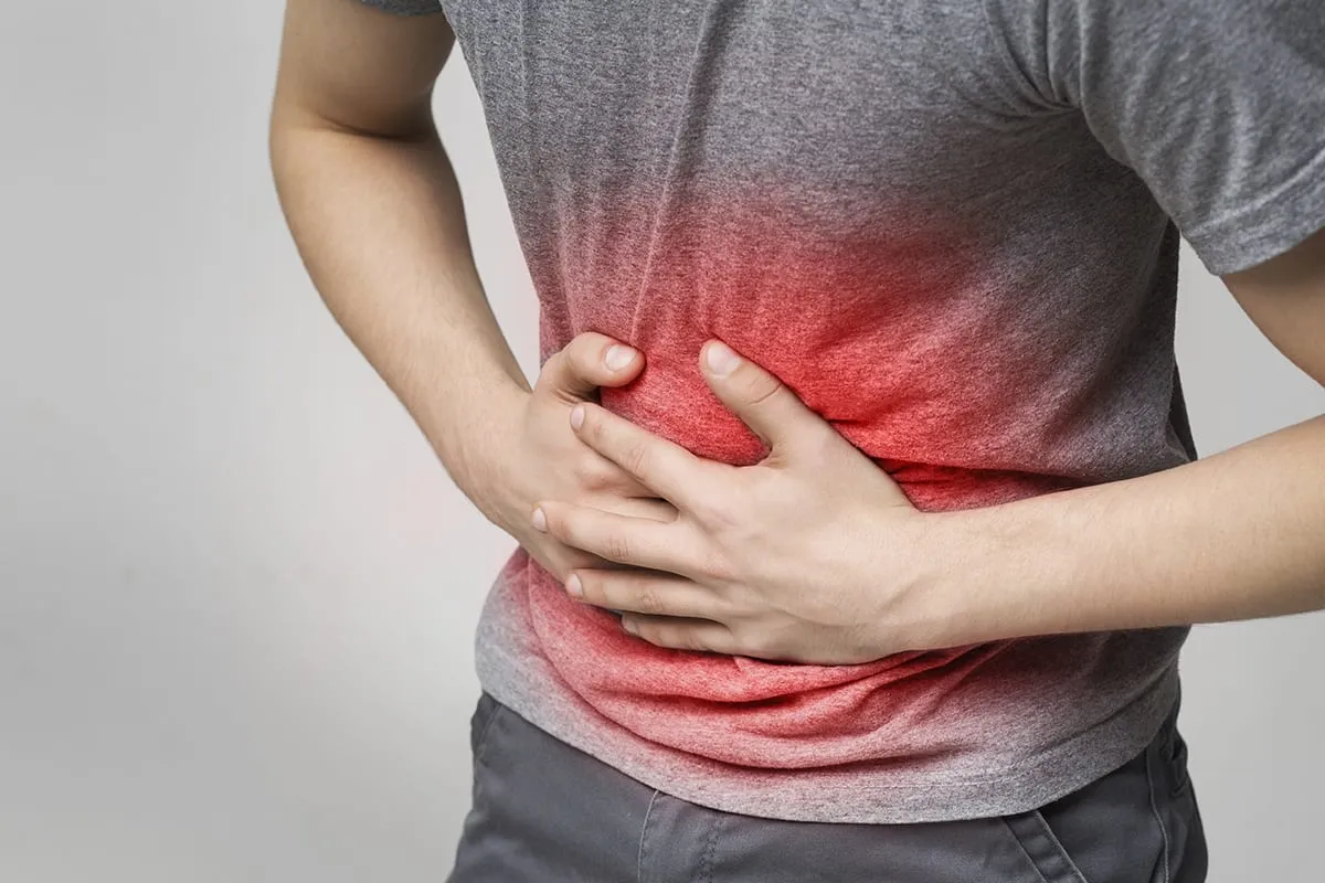 pourquoi la salade devient rouge hommeen t shirt gris qui souffre de mal auventre