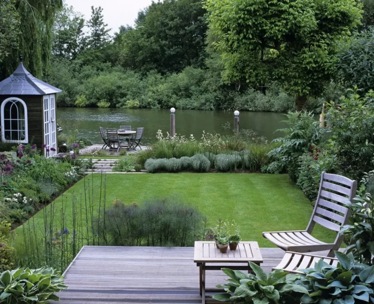 quelles sont les caractéristiques d'un jardin anglais terrasse devant unlac