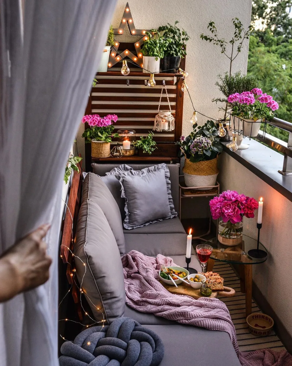 aménagement balcon étroit de 2 m2 avec canapé gris fleurs et deco palette mur
