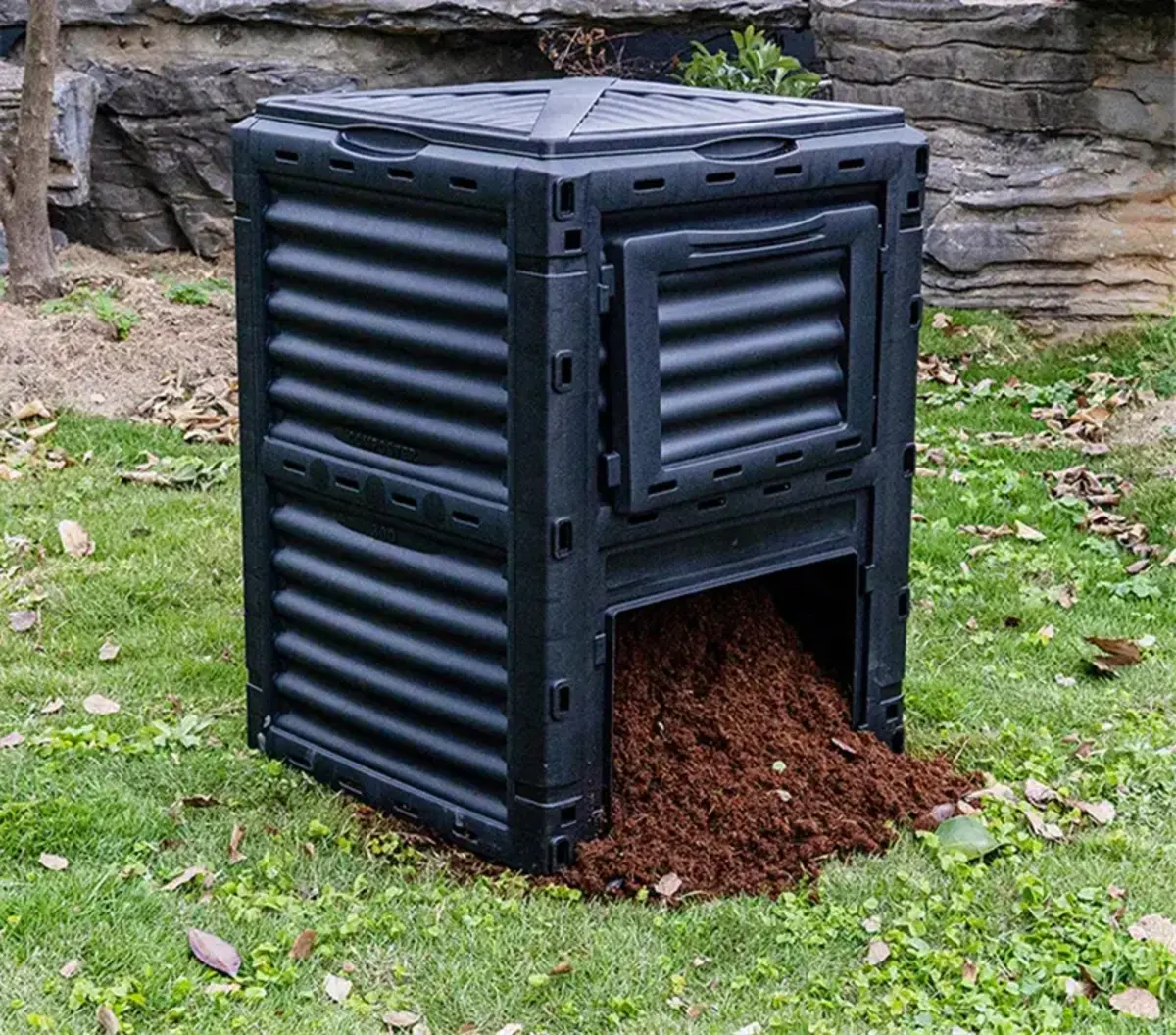 bac a compost en plastique noir dans un jardin faire compost sans bac