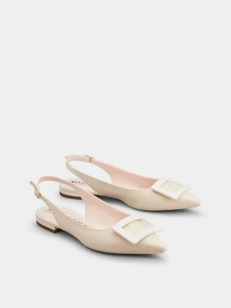 ballerines beige avec des boucles carrees