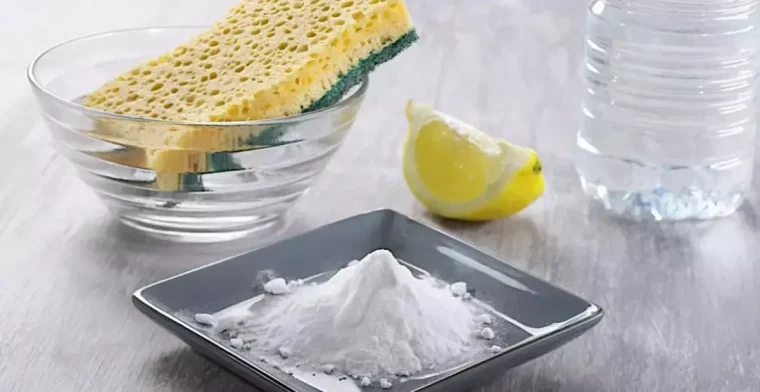 bicarbonate dans une soucoupe avec une éponge et du citron astuce contre les taches