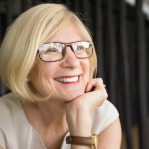 Comment choisir une coupe de cheveux femme 70 ans avec lunettes ?
