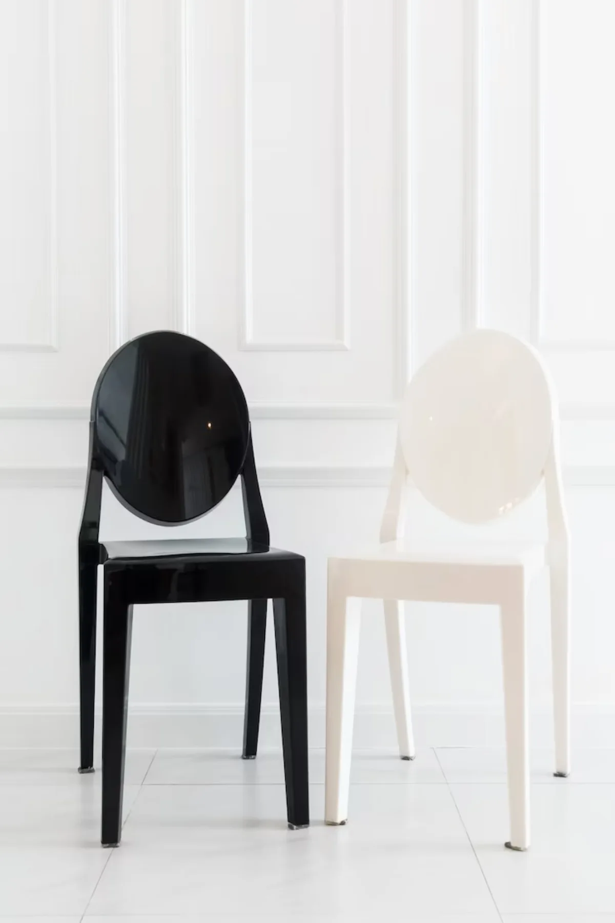 chaise noire plastique meuble blanc nettoyage carrelage blanc revetement murs platre