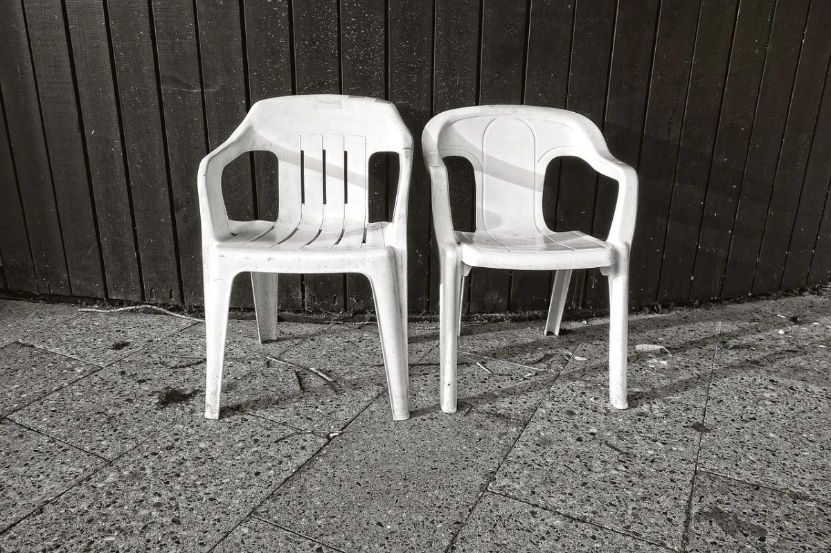 chaises plastique blanc nettoyage cloture bois noire dalles exterieur
