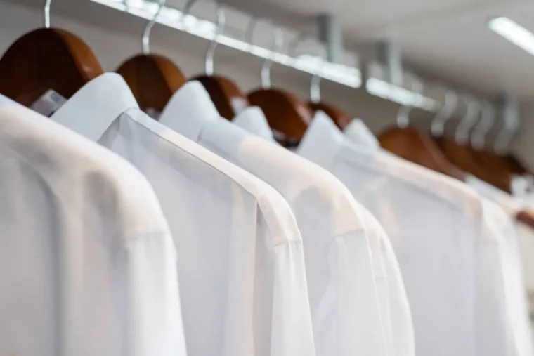 chemises blanches dans un armoir comment les ranger