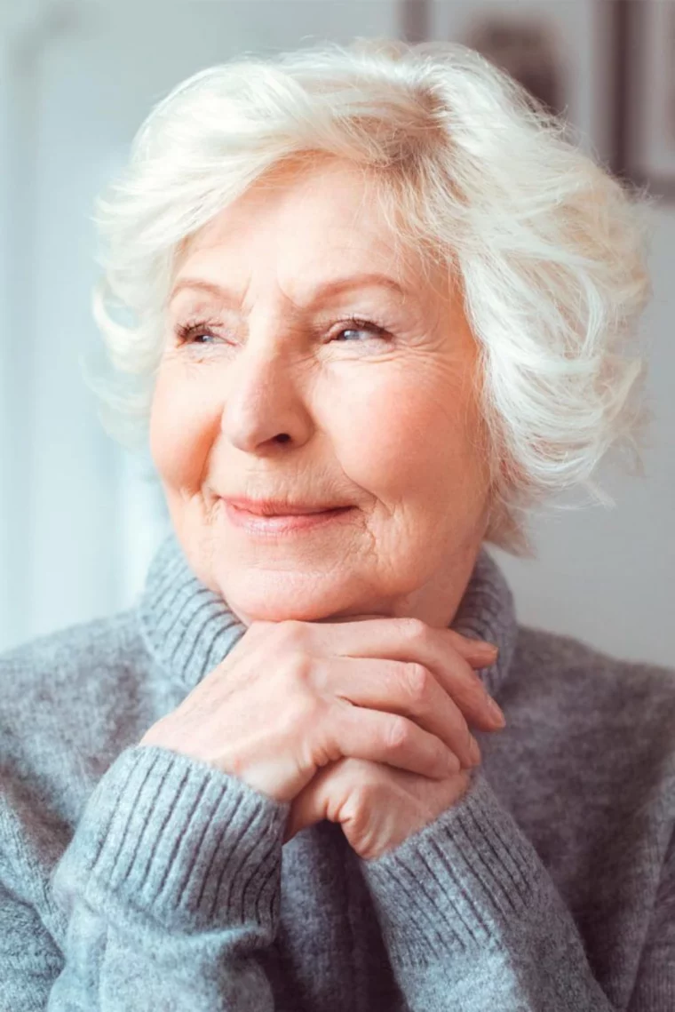 cheveux blancs courts femme 70 ans pull gris