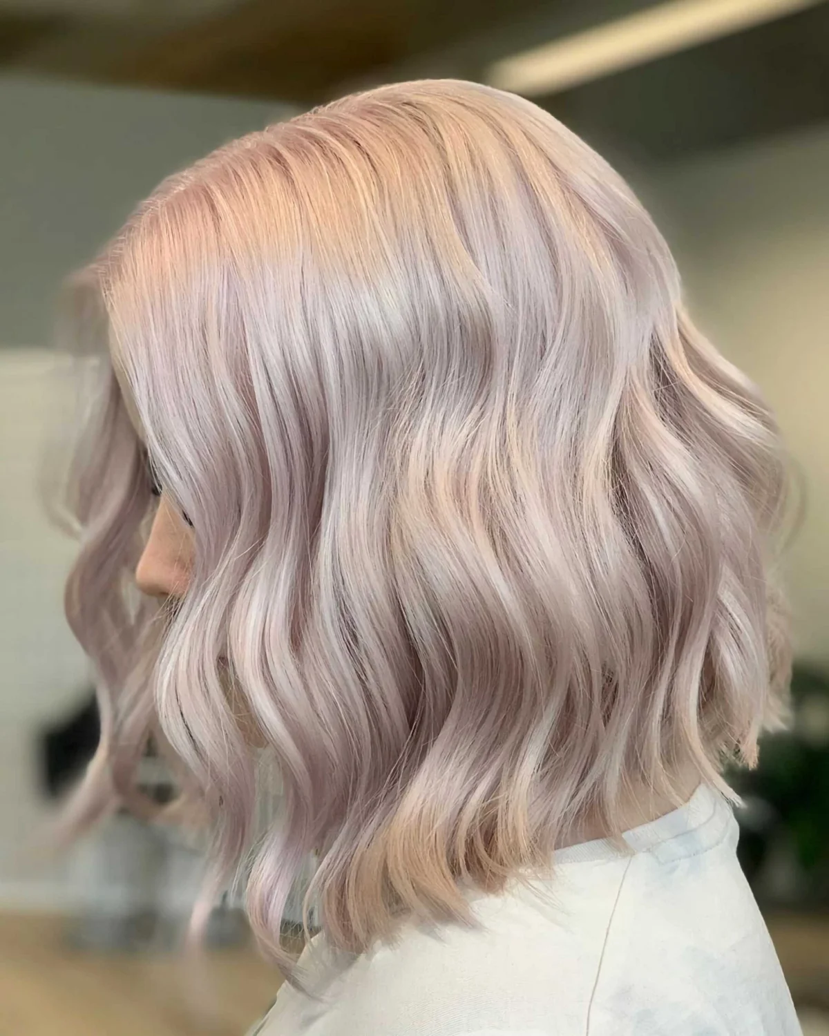 coloration tendance reflets rose pastel coiffure cheveux wavy coupe carre