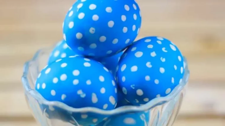 colorer des œufs naturellement oeufs bleus aupetits pois blancs