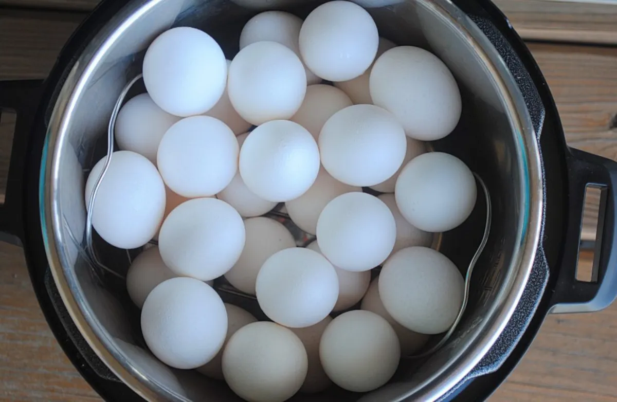 Colorea las claras de huevo de Pascua de forma natural en una sartén