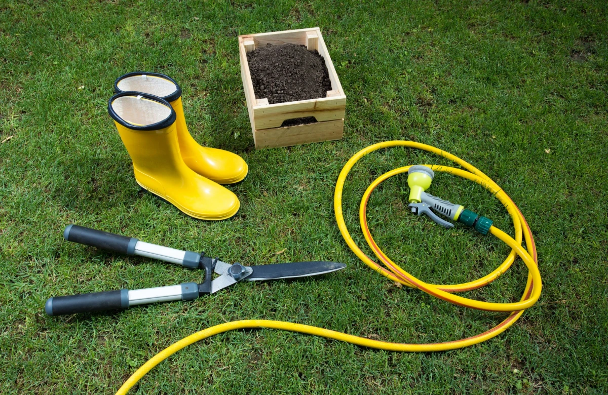 comment entretenir la pelouse au printemps outils bottes jaunes