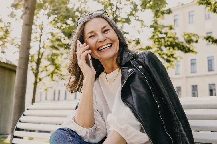 comment porter le perfecto a 50 ans femme assise escalier