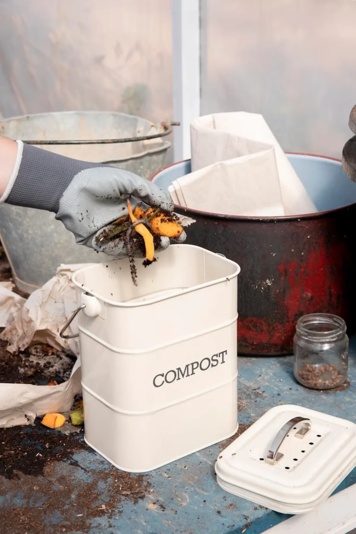 compost bac gants de jardinage seau utilisation dechets organiques compostes