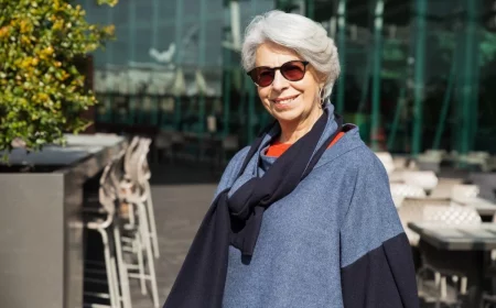 coupe de cheveux court femme apres 60 ans echarpe longue tunique oversize