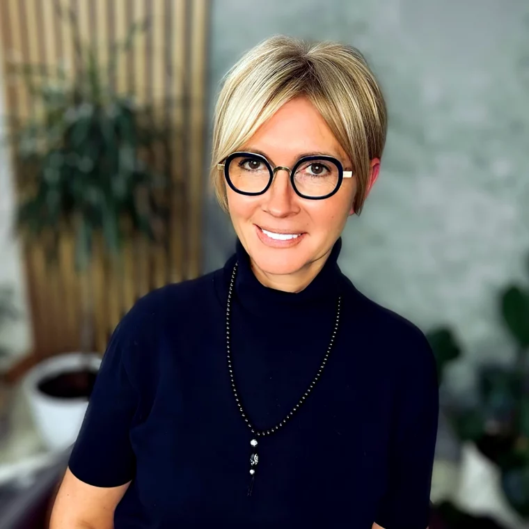 coupe de cheveux femme 40 ans avec lunettes noires