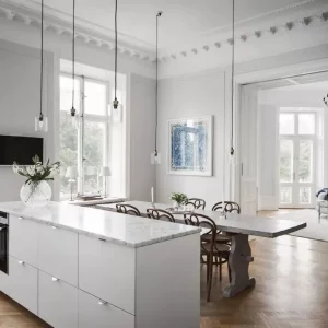 deco parisienne appartement cuisine salle a manger ouverte ilot blanc marbre